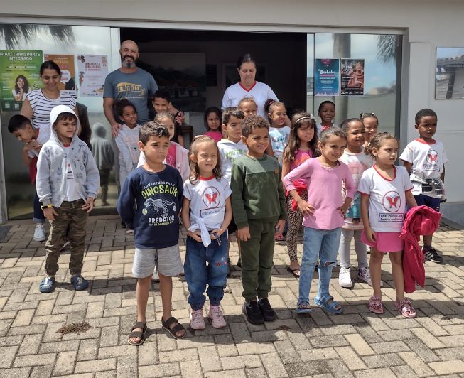 api-modulos/fotos/img/galeria_cat_culturais_490/490/13494/10 - VISITA GUIADA P CEMEI PREFEITO JOSÉ PORFÍRIO DE OLIVEIRA, PROF. GISELLE, À DIR., E DÉBORA, À ESQ., 24.10.2025 (11).jpg